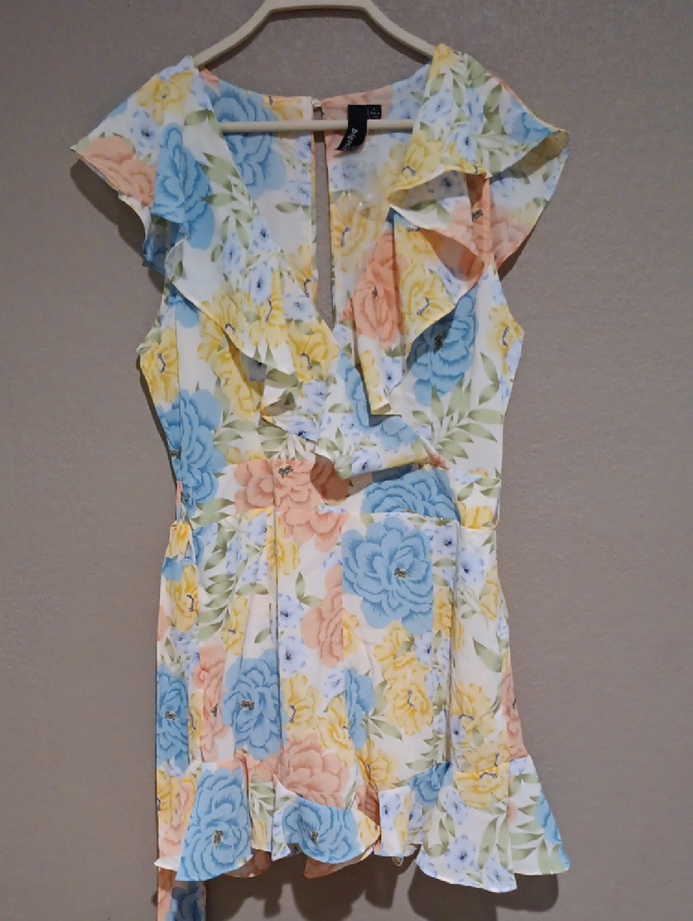 bigHitFloral Ruffle V-Neck Romper with Belt - Picture 8 of 10
